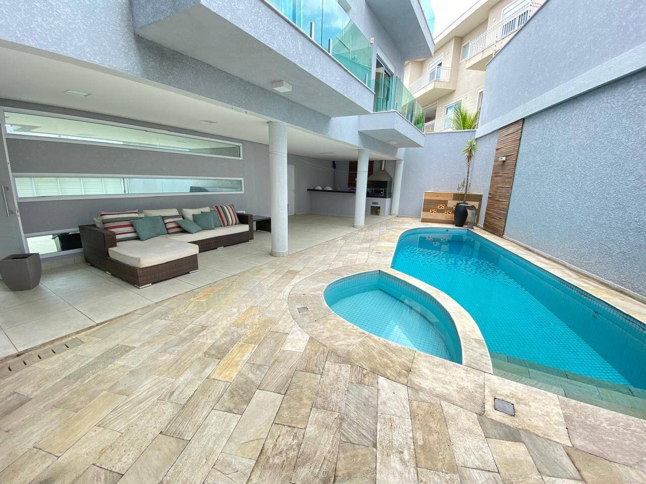 Casa à venda com 4 quartos, 600m² - Foto 2