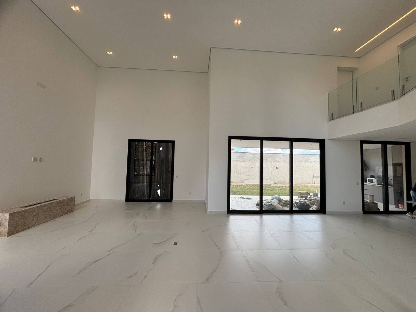 Casa de Condomínio à venda com 4 quartos, 328m² - Foto 3