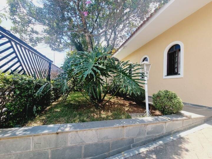 Casa à venda com 3 quartos, 240m² - Foto 2